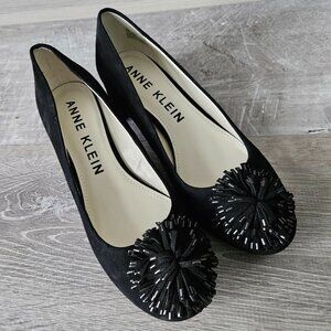 Anne Klein Happy Black Suede Low Block Pumps Beaded Pom Accent Womens Size 8